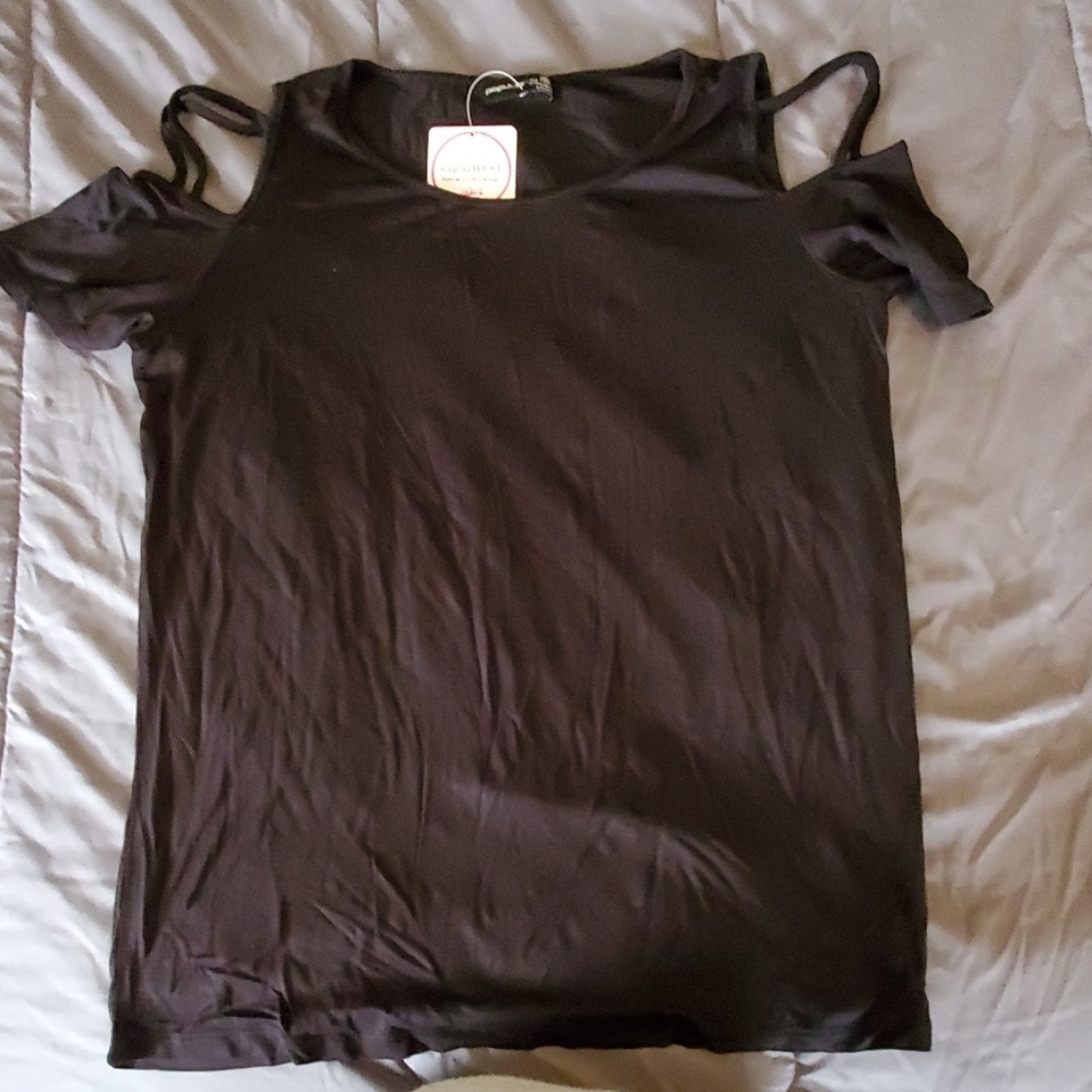 Peekaboo shoulder tee